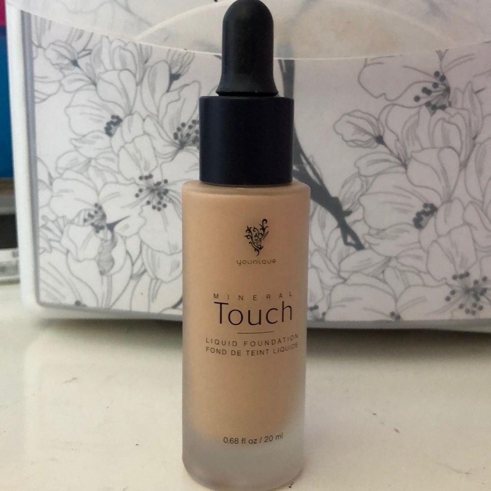 Liquid foundation mineral touch younique